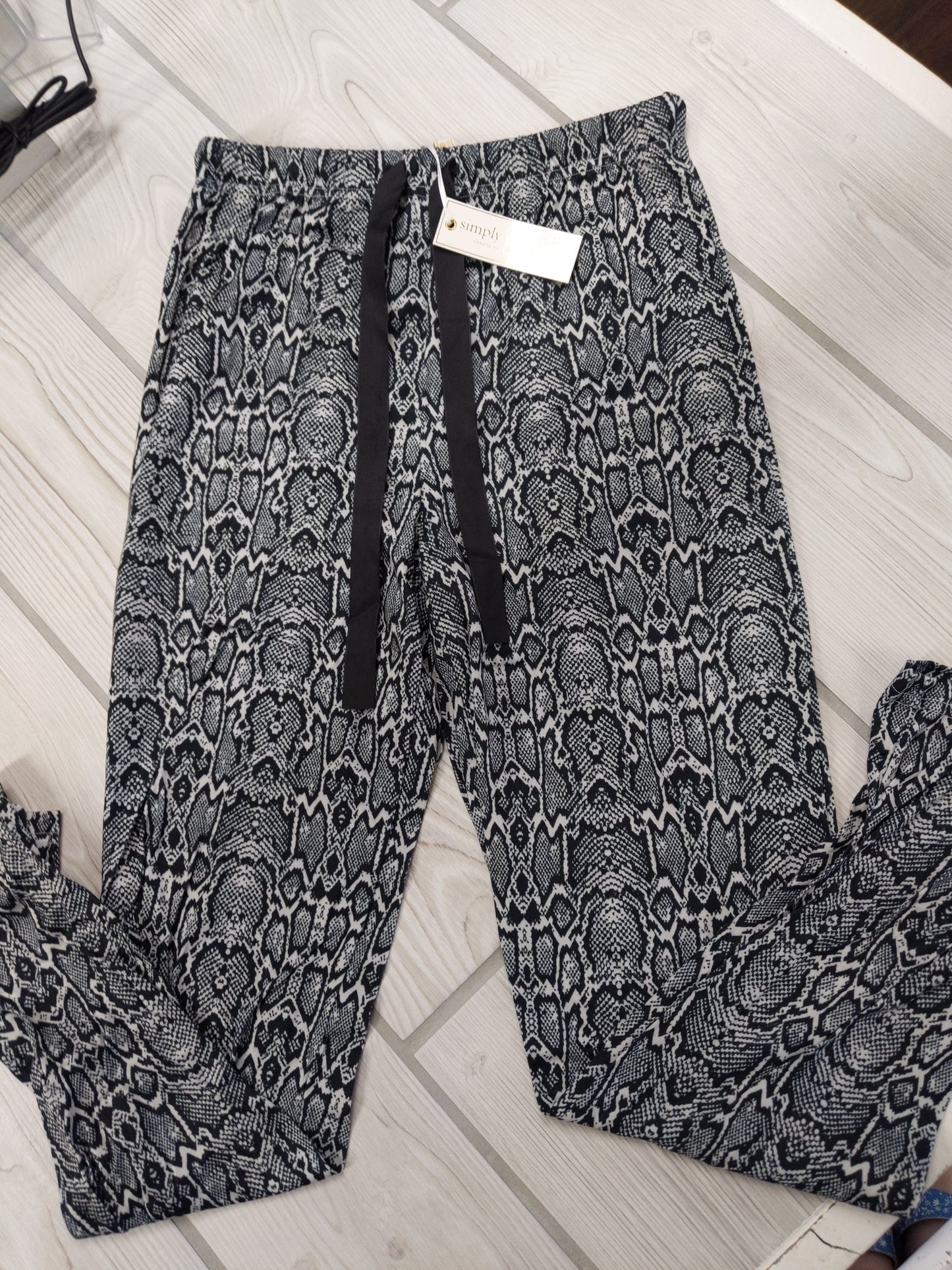 0322-LOUNGEPANT-SNAKE