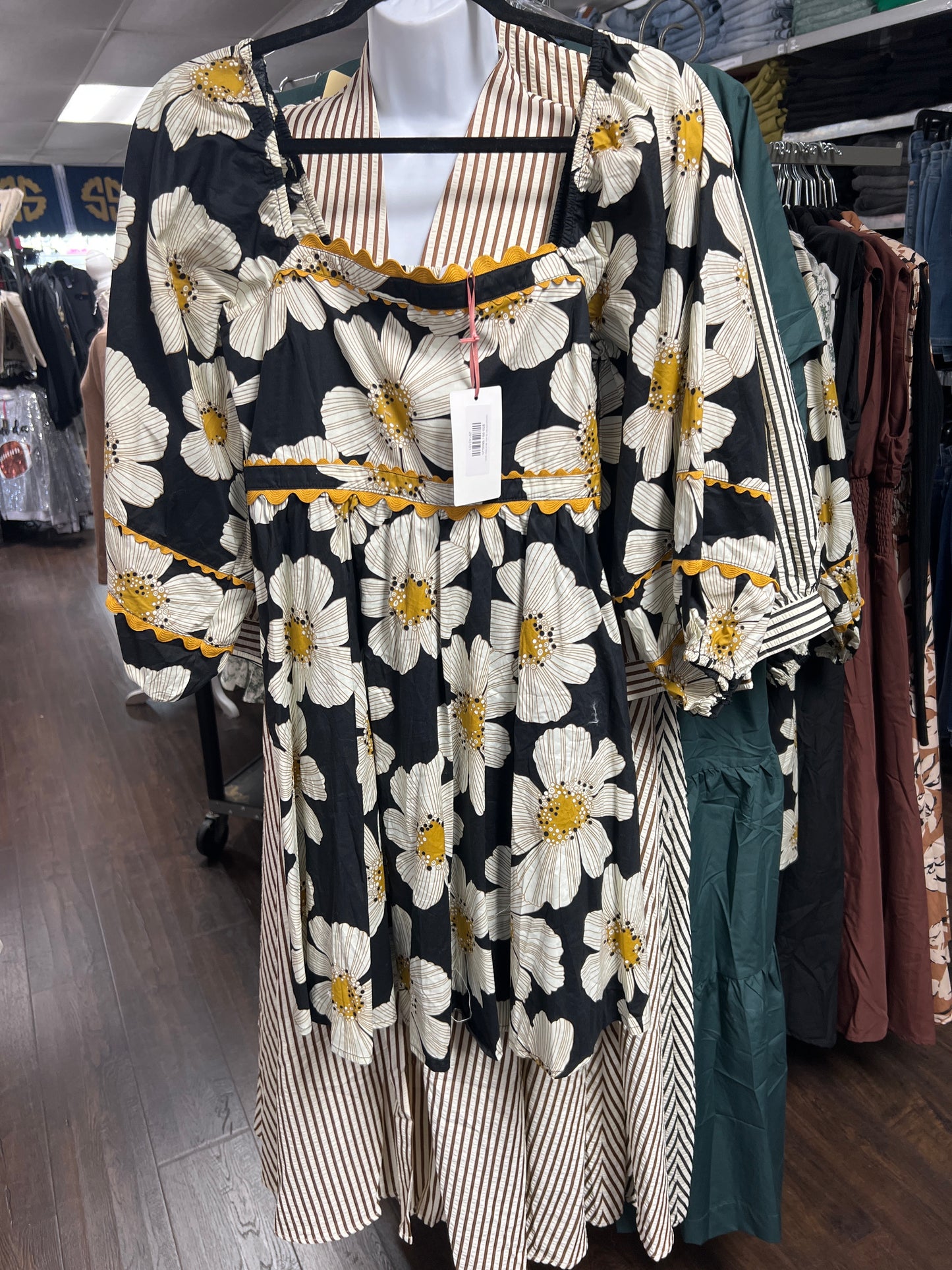 D25325-ENTRO BLACK MUSTARD WHITE FLORAL PUFF SLEEVE RIC RAC DRESS