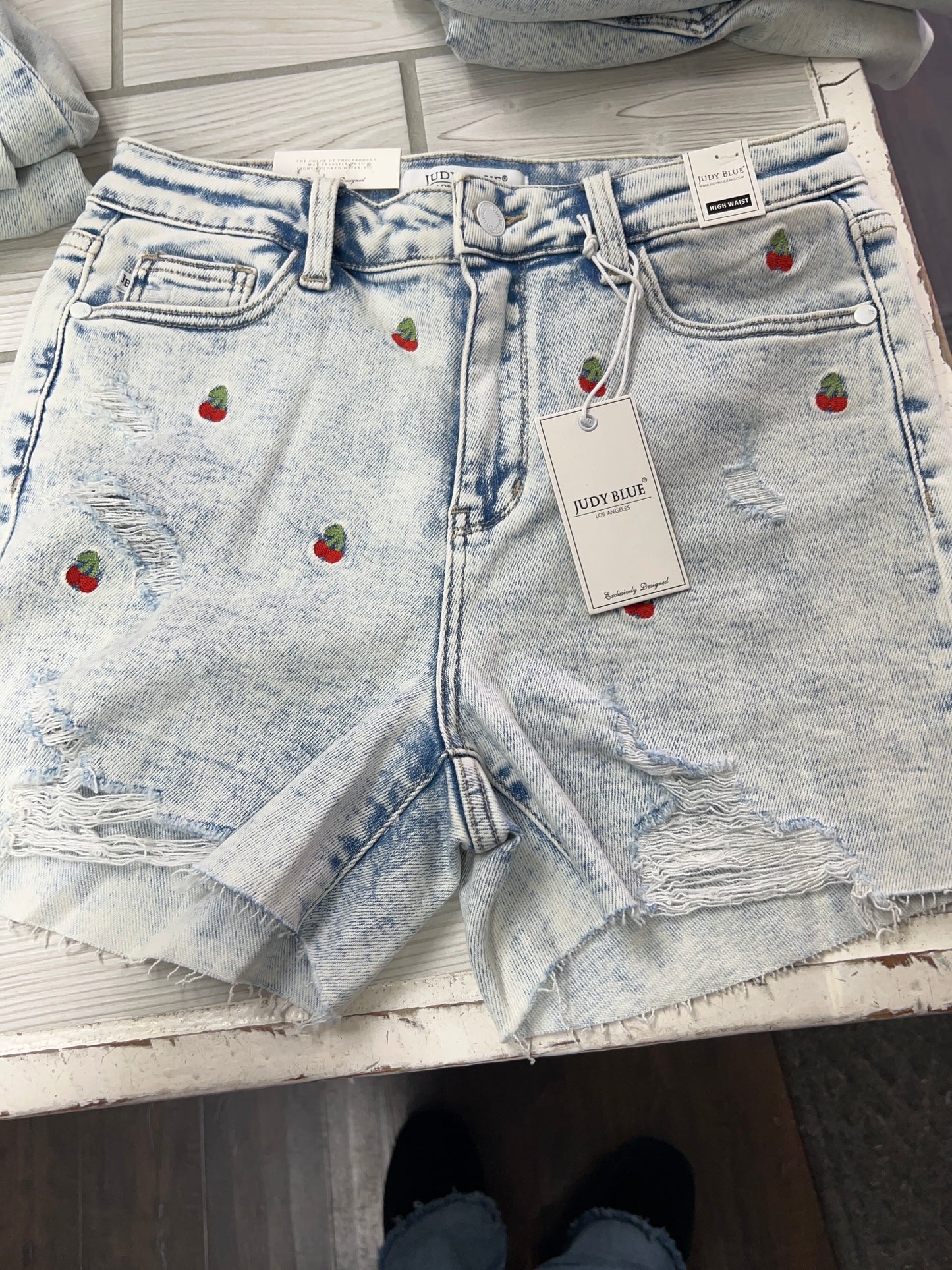 JB 150125 HI-WAISTED CHERRY EMBR ACID WASH CUTOFF SHORTS