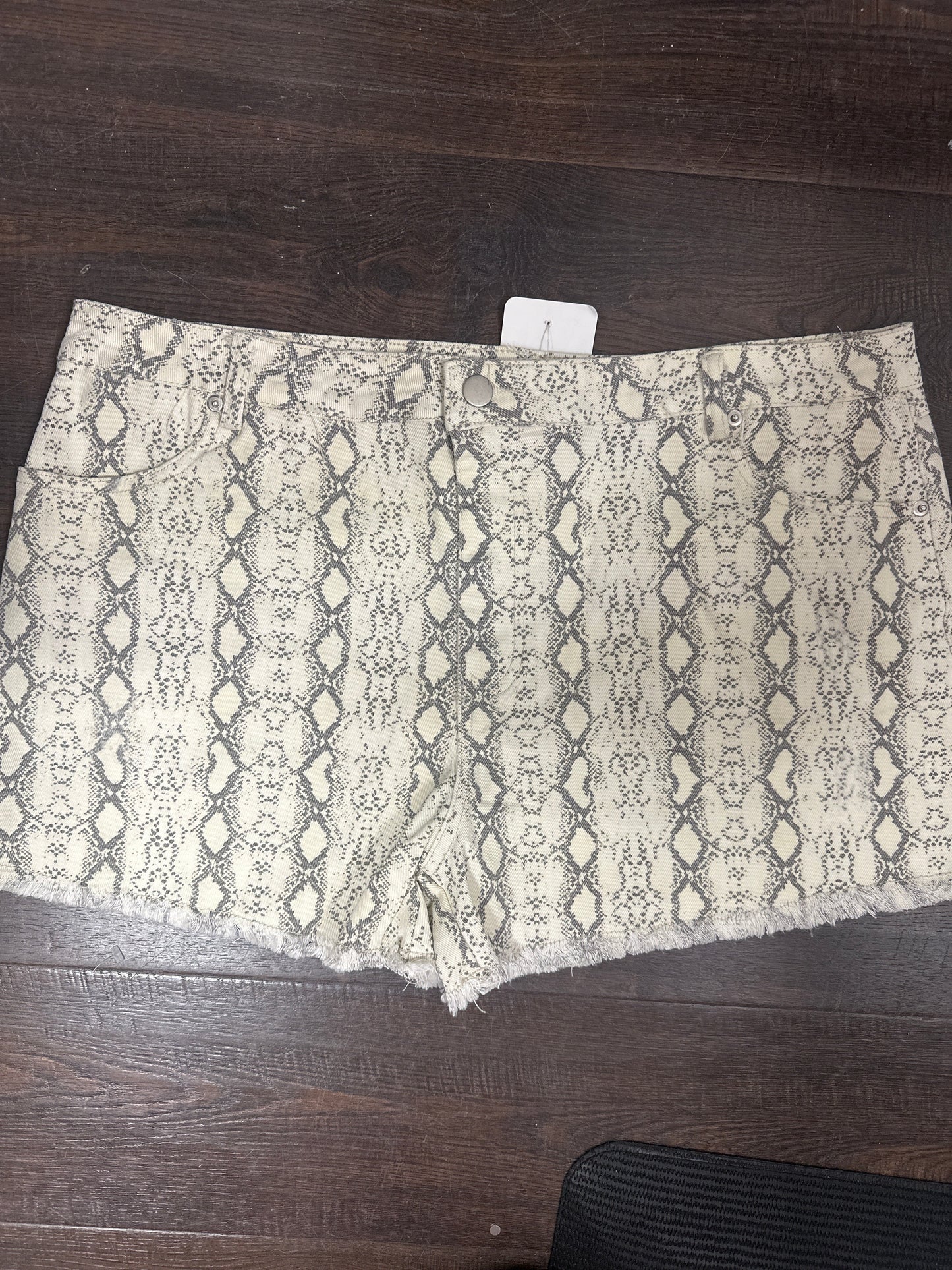 LD Snake shorts Ivory
