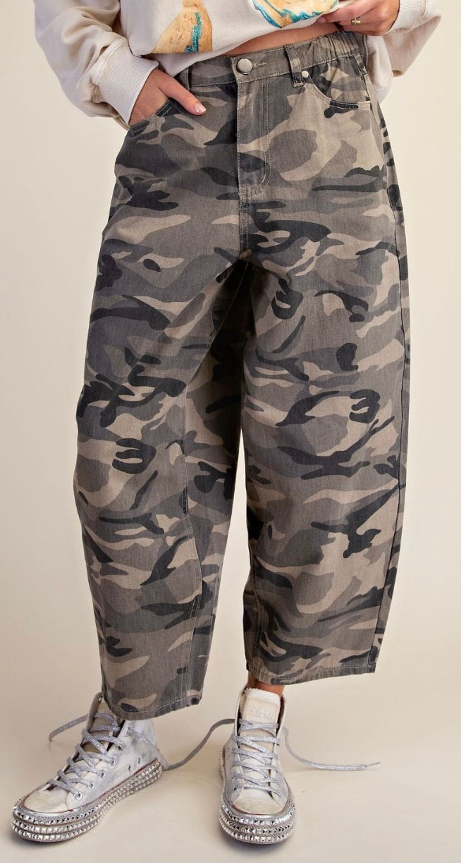 EASEL EB58116 OLIVE CAMOUFLAGE PRINT WASHED BARREL PANTS