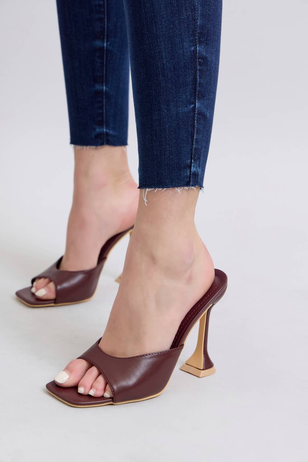 JB 82628 MR Skinny w raw hem