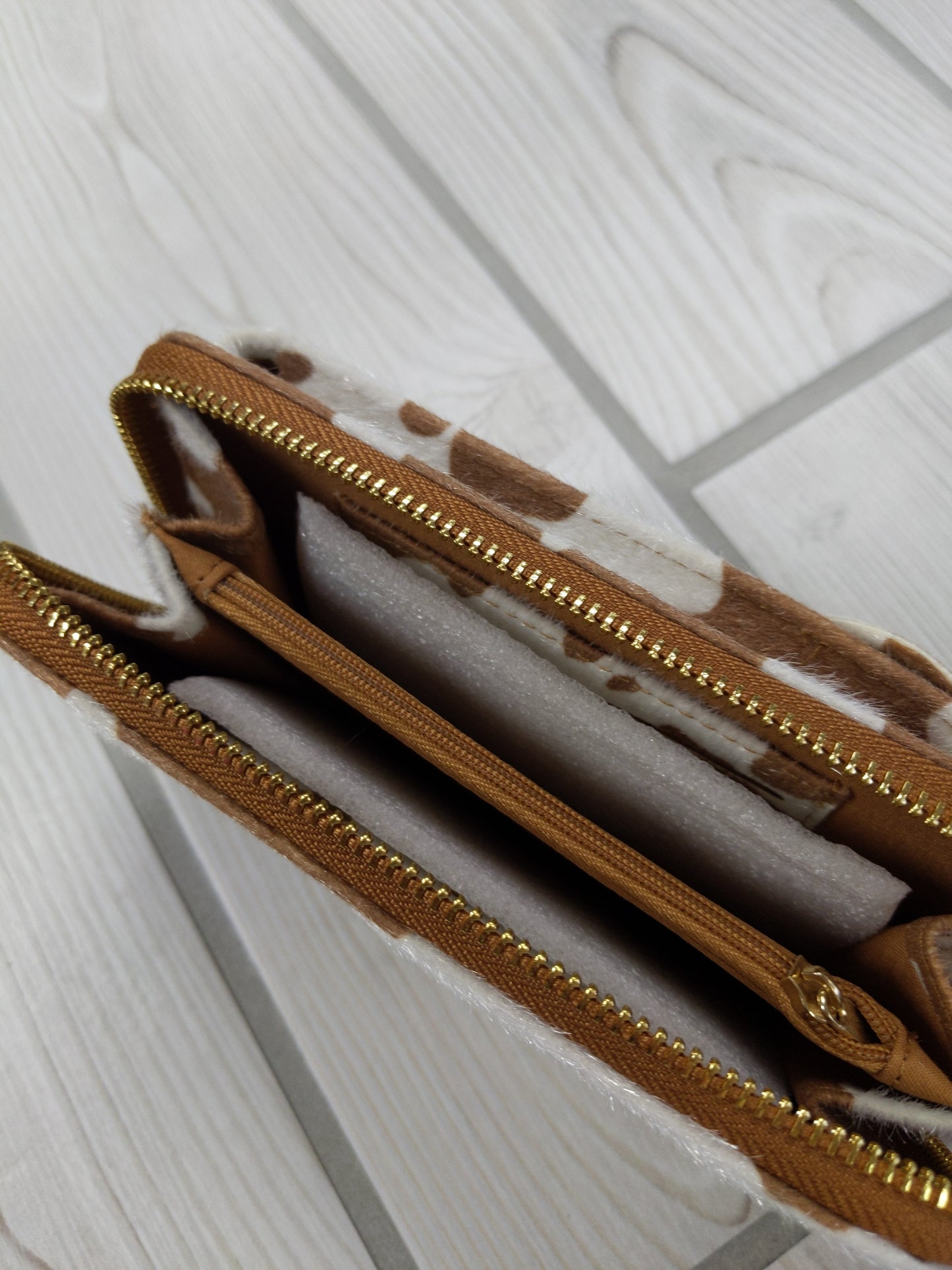 0322-LTHR-PHONECROSS-COW