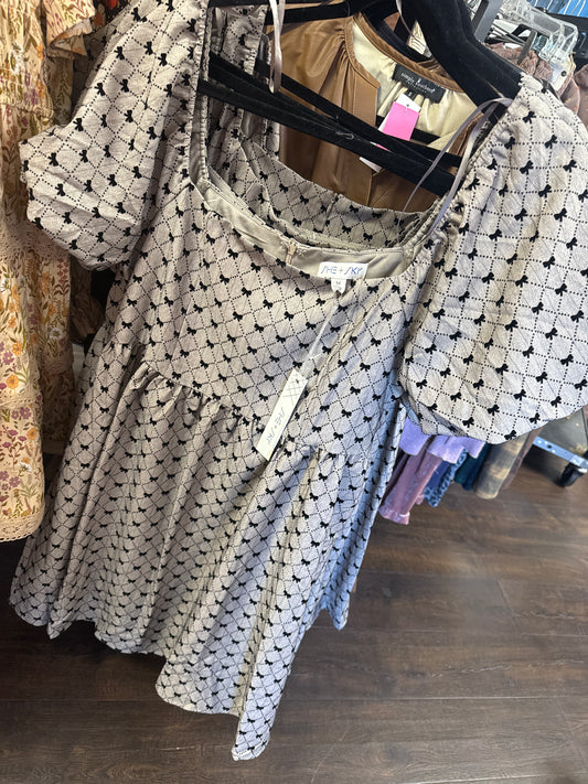 SY7561-PUFF SLEEVE FLOCKED BOW WOVEN DRESS WITH POCKET TAUPE