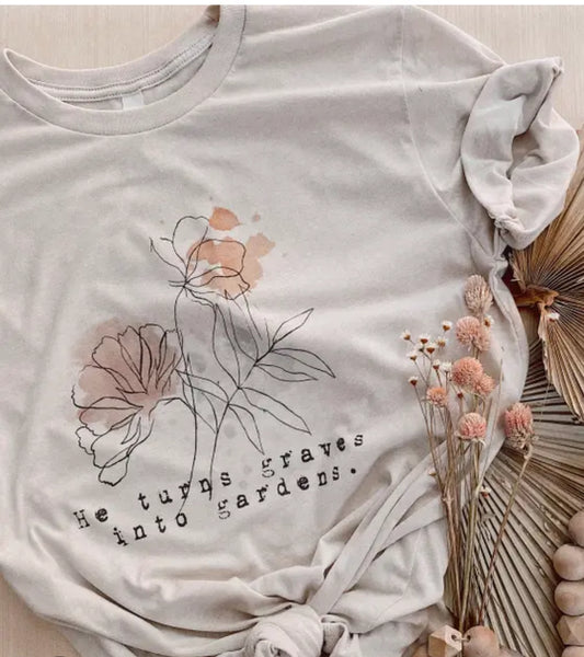 HE TURNS GRAVES INTO GARDENS GRAPHIC TEE BEIGE