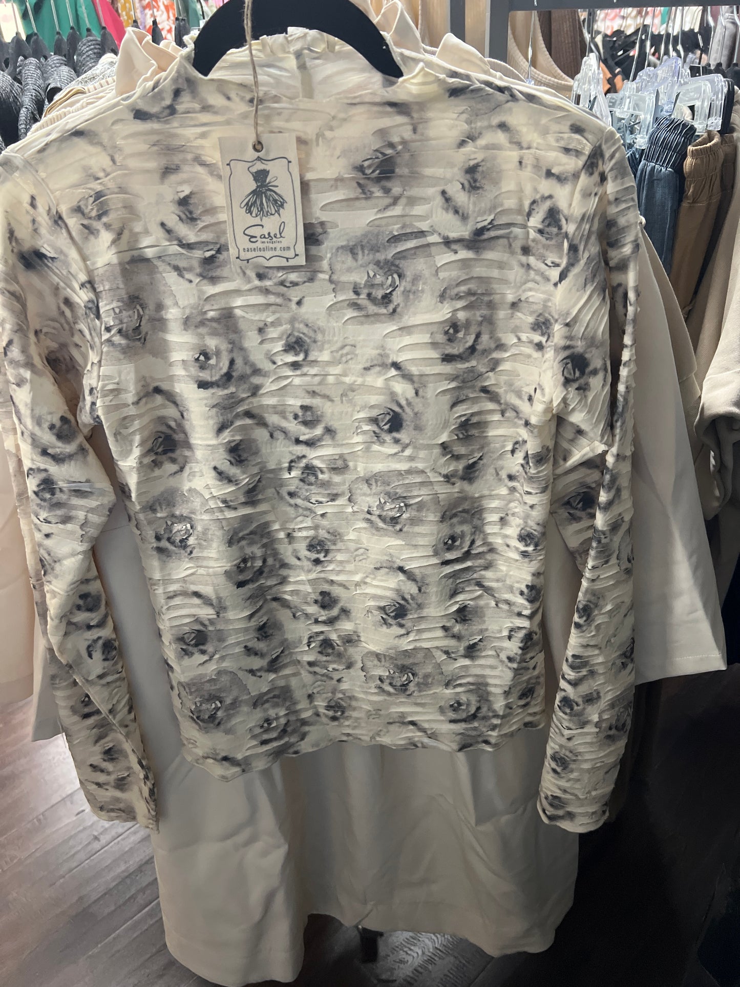 EASEL ET24632 LS ROSE PRINTED TEXTURED TOP GREY