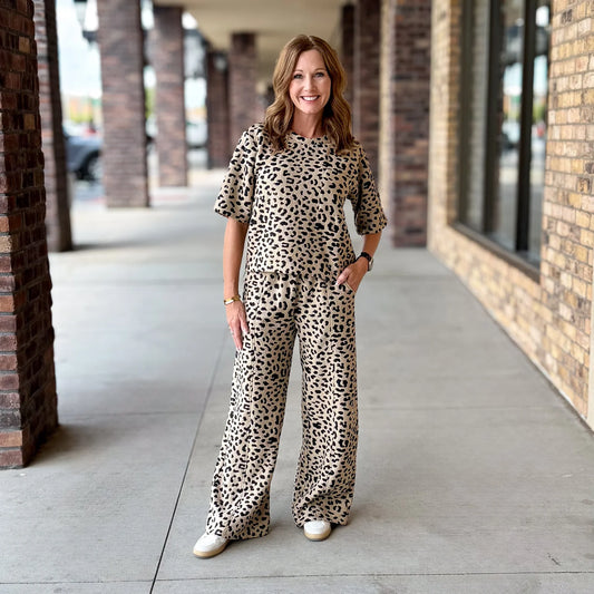 SY9110-Half Sleeve Textured Knit Leopard Print Top