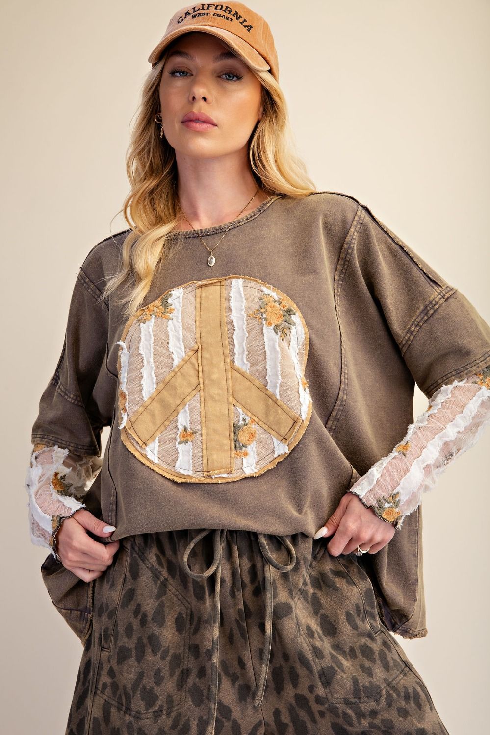 Easel ET30137 Ash PEACE PATCH FRONT WASHED KNIT TOP